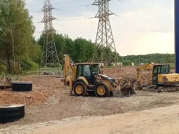 Экскаватор-погрузчик в строй площадке
